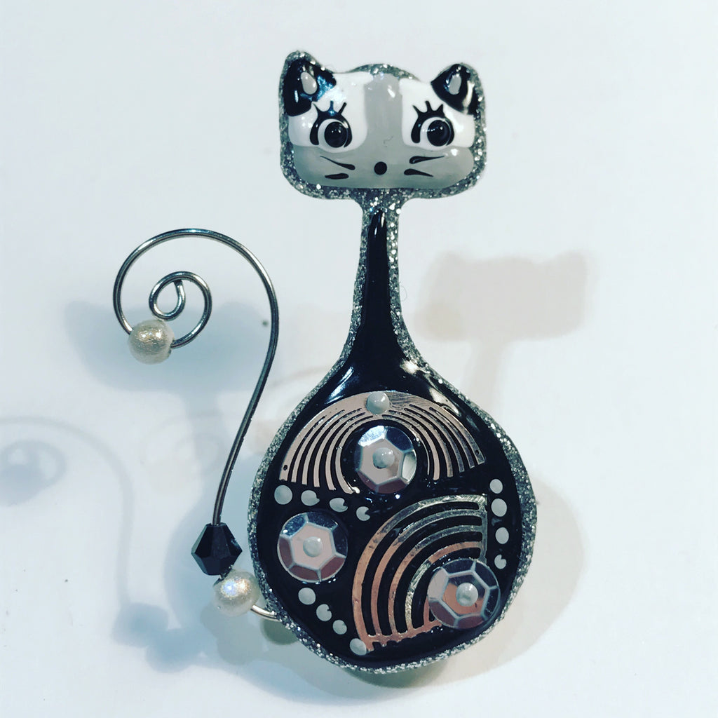 Brooch with Black and White polish : " Siamese Cat "