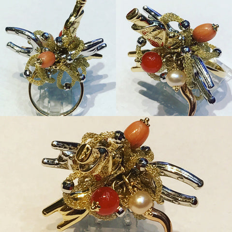 Ring in Yellow Gold with Charms and Coral
